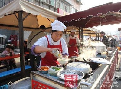 流动小吃摊影响学生身体健康