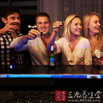 专家提醒喝急酒易诱发酒精毒的副作用