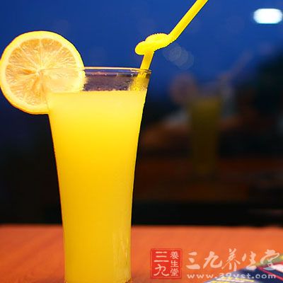 将柠檬榨汁后滤去渣滓备用;在柠檬汁里加入一小匙蜂蜜 将柠檬榨汁后滤去渣滓备用;在柠檬汁里加入一小匙蜂蜜