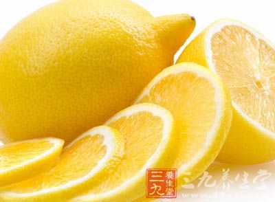 用刀子把柠檬的一头切去,露出的柠檬肉是一个圆形 用刀子把柠檬的一头切去,露出的柠檬肉是一个圆形