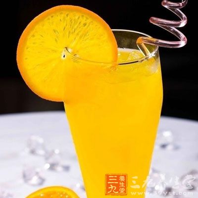 柠檬含有烟酸和丰富的有机酸，其味极酸，有很强的杀菌作用