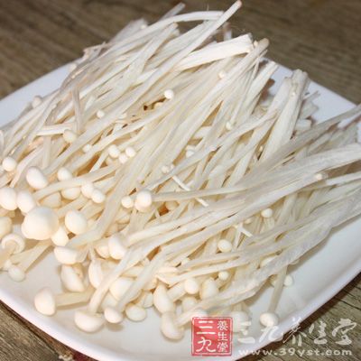 金針菇是營養(yǎng)價值十分豐富的一種菌類食物，經(jīng)常食用可以幫助人們抑制血脂的升高