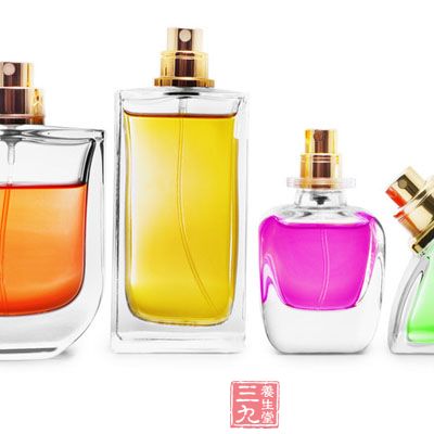 孕妇对香味更加敏感，带香味的护肤品、香水及含化学香精的护肤品应慎用