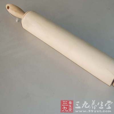 买来3根长短不一的擀面杖,用来瘦大腿、瘦胳膊。平时看电视时,她就拿着擀面杖来回滚动 买来3根长短不一的擀面杖,用来瘦大腿、瘦胳膊。平时看电视时,她就拿着擀面杖来回滚动