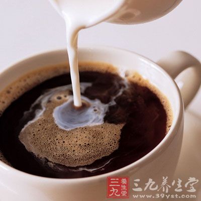 咖啡因有利尿作用，可提高排尿量，排出身体多余水分，减低水肿情况