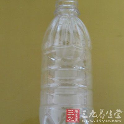把废旧的塑料水瓶剪开,把水放进水瓶 把废旧的塑料水瓶剪开,把水放进水瓶