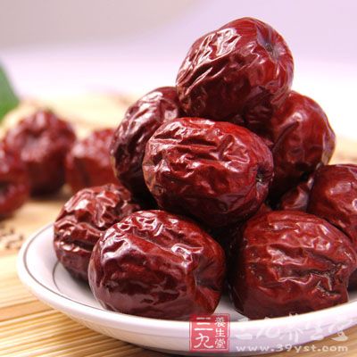 枸杞子30克,红枣10枚,鸡蛋2只 枸杞子30克,红枣10枚,鸡蛋2只