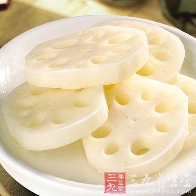 材料:莲藕1斤,冰糖2/3杯,桂花酱2大匙 材料:莲藕1斤,冰糖2/3杯,桂花酱2大匙