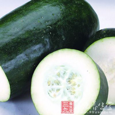 倒入切好的冬瓜片,盐调味,大火煮5分钟,焖5分钟即可 倒入切好的冬瓜片,盐调味,大火煮5分钟,焖5分钟即可