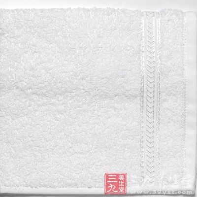 用毛巾垫着,抓住鱼的尾巴 用毛巾垫着,抓住鱼的尾巴