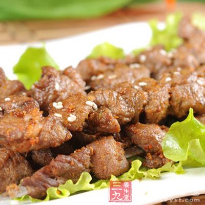 腌渍好的羊肉串在上炉碳烤前需要迅速过温水把肉表面的盐分和料酒冲掉 腌渍好的羊肉串在上炉碳烤前需要迅速过温水把肉表面的盐分和料酒冲掉