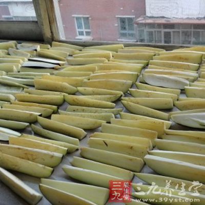 在两块茄子皮中间包上2--3公分厚的芯料 在两块茄子皮中间包上2--3公分厚的芯料