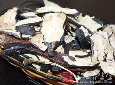 选择茄子,洗净去蒂 选择茄子,洗净去蒂