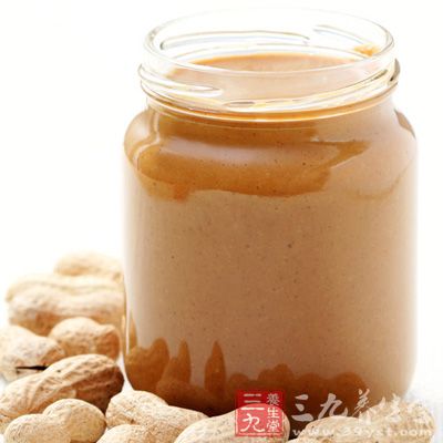 花生酱以优质花生米等为原料加工制成,成品为硬韧的泥状,有浓郁炒花生香味 花生酱以优质花生米等为原料加工制成,成品为硬韧的泥状,有浓郁炒花生香味