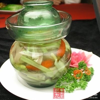 白凉粉，老坛泡菜适量，水适量，葱末一勺