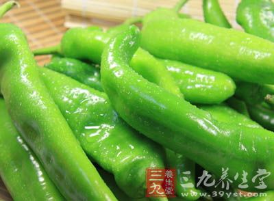 中间以青椒、胡萝卜片镶嵌,无油腻感 中间以青椒、胡萝卜片镶嵌,无油腻感