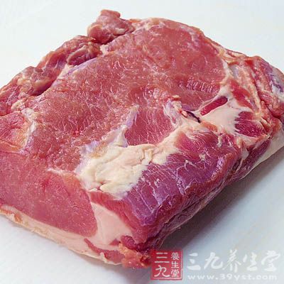 黑猪肉拍松,切成小块,加入盐、料酒、酱油、淀粉拌匀 黑猪肉拍松,切成小块,加入盐、料酒、酱油、淀粉拌匀