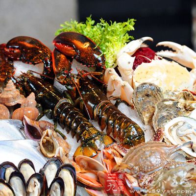 部分海鱼以及河鳗的脂肪含量较高，鱼籽、虾籽以及螃蟹的蟹黄中脂肪含量更高