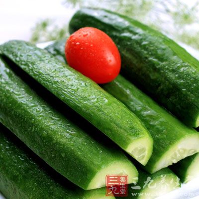 把鲜黄瓜放在食品橱里 把鲜黄瓜放在食品橱里