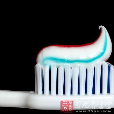 牙膏的17个神奇用途 牙膏的17个神奇用途