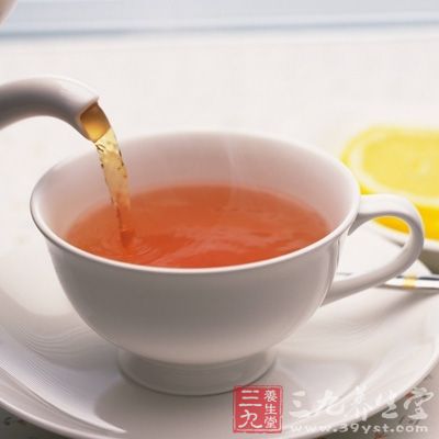 红茶中的茶多碱能吸附重金属和生物碱，并沉淀分解