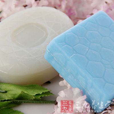 早上起来和睡前交替使用中性偏碱香皂