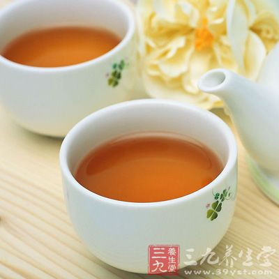 冲泡红茶时新鲜的冷水要注入煮水壶里煮沸