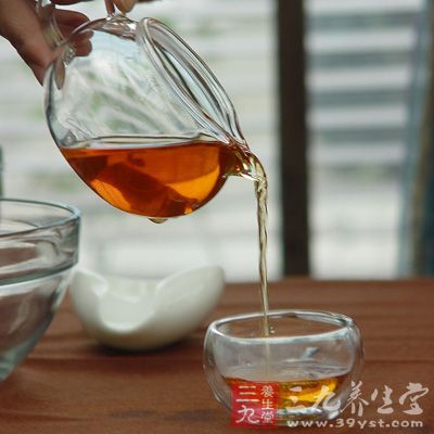 茶壶和茶杯必须先以热水烫过