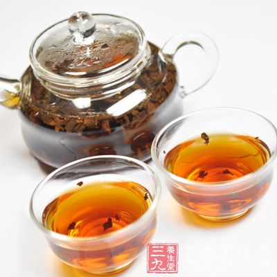 如果是高档红茶，那么，以选用白瓷杯为宜，以便观其色泽