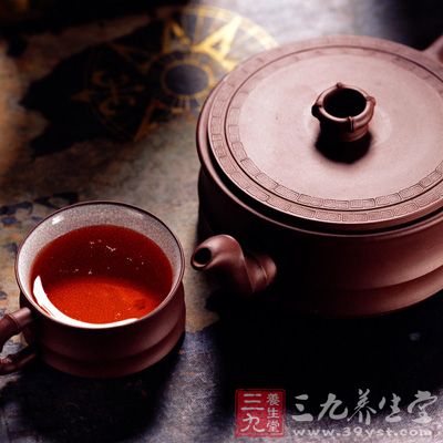 茶叶中含有茶碱，有升高体温的作用，发烧病人喝茶无异于“火上浇油”