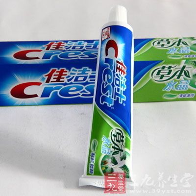 用牙膏擦拭不锈钢器皿的表面 用牙膏擦拭不锈钢器皿的表面