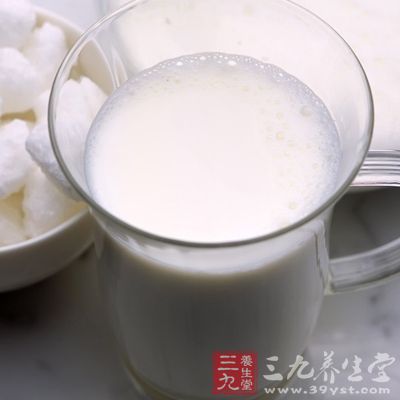 但是因为牛奶还含有丰富的蛋白质可以促进血液循环反有提神的作用 但是因为牛奶还含有丰富的蛋白质可以促进血液循环反有提神的作用