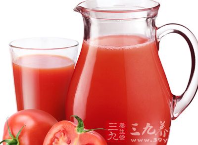 用西红柿和蜂蜜在搅拌机里进行搅拌