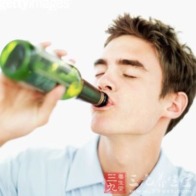 酒精具有抑制尿酸排泄的作用，长期少量饮酒还可刺激嘌呤合成增加