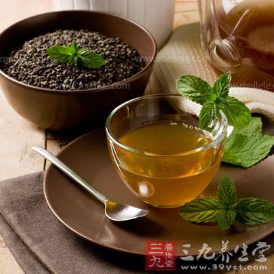 薄荷 15 克，紅糖 60 克。煎湯后加糖調(diào)味即成?？纱栾?，此藥膳清熱，利溫、退黃;有黃疸、腹水者可選用