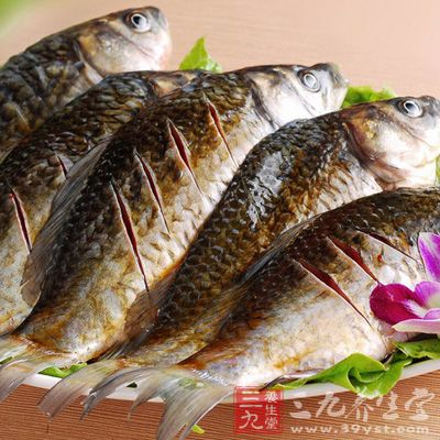 取鯽魚(yú)1條或2條，糯米30~45克，姜片適量，一同煲粥