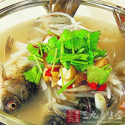 將鯽魚(yú)去鱗、鰓和內(nèi)臟后洗凈