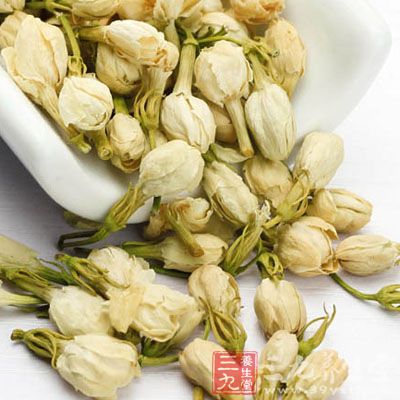 冲泡茉莉花茶时，头泡应低注