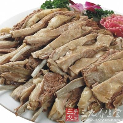 戒吃辛温燥热的食物：狗肉、羊肉、公鸡肉等