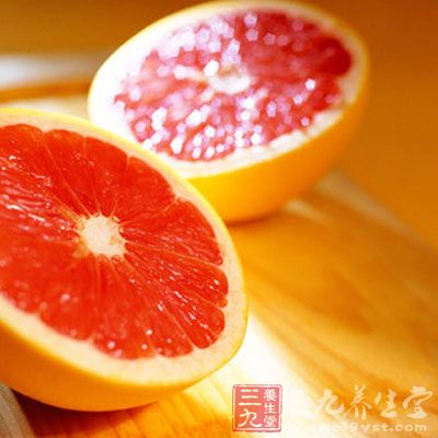 因为西柚汁中的柚皮素会影响肝脏中某些酶的作用