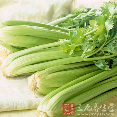 芹菜性凉，平肝健胃，味甘辛无毒，富含蛋白质