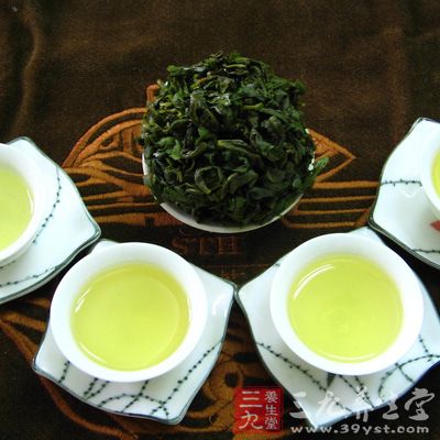 烏龍茶是一種半發(fā)酵茶，它能夠抑制脂肪吸收、促進(jìn)脂肪分解