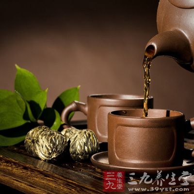 若咳嗽剧烈可选用《本草汇言》姜糖苏叶茶