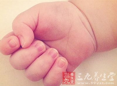 冬季宝宝长倒刺擦点橄榄油