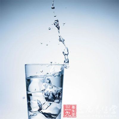 適量飲水，可以補(bǔ)充水分，調(diào)節(jié)脂類代謝