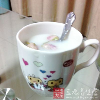 牛奶玫瑰茶能護(hù)肝健胃，養(yǎng)顏潤(rùn)膚