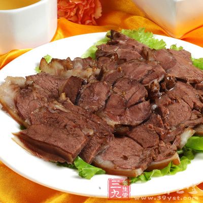 戒吃辛温燥热的食物：狗肉、羊肉、公鸡肉等