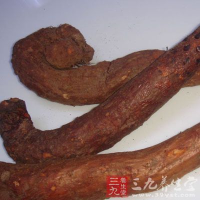 斷面棕色，有談棕色點(diǎn)狀維管束，深波狀或鋸齒狀環(huán)列