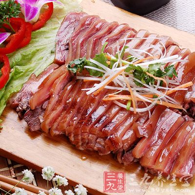 狗肉250克，黑豆50克，调以盐姜