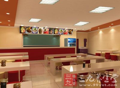 北京一知名面馆把餐桌当床铺 卫生难保证